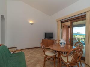 Μια τηλεόραση ή/και κέντρο ψυχαγωγίας στο Holiday Home Dalia 16 - Vista Village by Interhome
