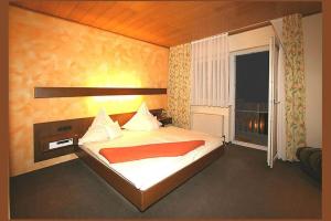 Una cama o camas en una habitación de Hotel Zur Krone
