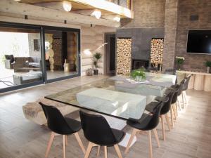 TV a/nebo společenská místnost v ubytování Chalet Srub Kuří by Interhome