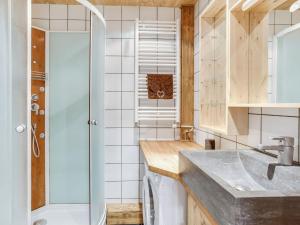 y baño con lavabo y ducha. en Studio Le Curling A-21 by Interhome en Tignes