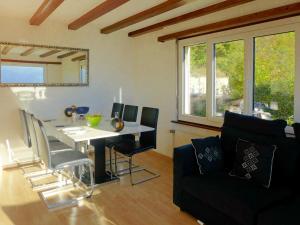 Χώρος καθιστικού στο Chalet Maison Le Fontany by Interhome