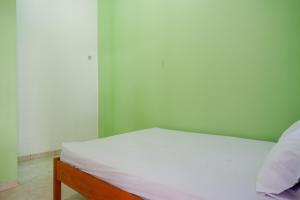 Postel nebo postele na pokoji v ubytování KoolKost @ Majapahit Area Semarang (Minimum Stay 30 Nights)
