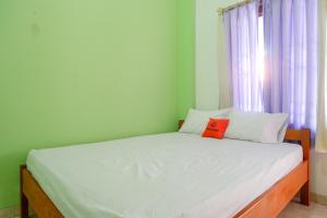 Postel nebo postele na pokoji v ubytování KoolKost @ Majapahit Area Semarang (Minimum Stay 30 Nights)
