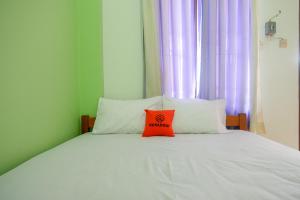 Postel nebo postele na pokoji v ubytování KoolKost @ Majapahit Area Semarang (Minimum Stay 30 Nights)