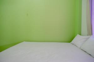 Postel nebo postele na pokoji v ubytování KoolKost @ Majapahit Area Semarang (Minimum Stay 30 Nights)