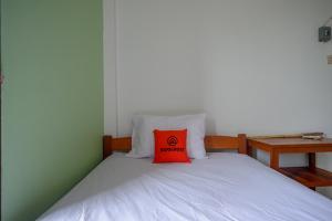 Postel nebo postele na pokoji v ubytování KoolKost @ Majapahit Area Semarang (Minimum Stay 30 Nights)