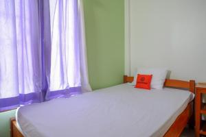 Postel nebo postele na pokoji v ubytování KoolKost @ Majapahit Area Semarang (Minimum Stay 30 Nights)