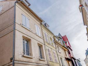 um edifício numa cidade com janelas em Apartment Carnot by Interhome em Trouville-sur-Mer