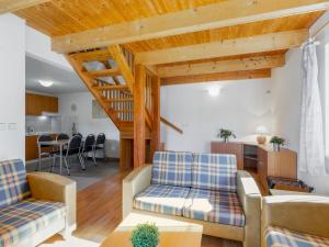 Sala de estar con 2 sofás y mesa en Holiday Home Holiday Hill 35 by Interhome en Lauterwasser