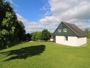 une petite maison blanche avec un toit vert dans un champ dans l'établissement Holiday Home Holiday Hill 36 by Interhome, à Lauterwasser