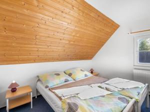 - une chambre avec un plafond en bois et un lit dans l'établissement Holiday Home Holiday Hill 44 by Interhome, à Lauterwasser