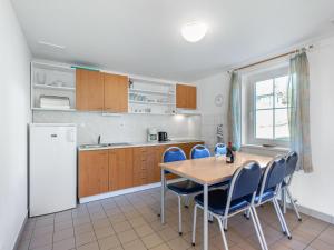 Kuchyň nebo kuchyňský kout v ubytování Holiday Home Holiday Hill 44 by Interhome