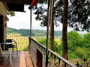 een balkon met een tafel en stoelen en uitzicht bij Holiday Home Eifelnatur - Haus 1-4 by Interhome in Immerath