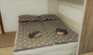 سرير أو أسرّة في غرفة في Apartman Lola, Divcibare