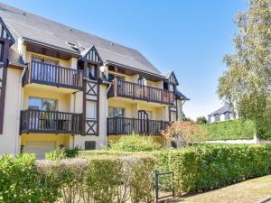 een appartementencomplex met balkons en struiken bij Apartment Les Chatelaines-3 by Interhome in Tourgeville