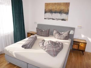 sypialnia z łóżkiem i poduszkami w obiekcie Apartment Milli by Interhome w mieście Wenns