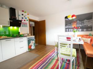kuchnia ze stołem i jadalnią w obiekcie Apartment Milli by Interhome w mieście Wenns