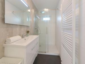 Koupelna v ubytování Holiday Home Water Resort Oosterschelde - huisnr- 93 by Interhome