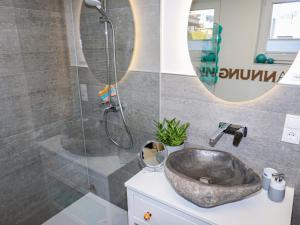 łazienka z umywalką i prysznicem w obiekcie Apartment Milli by Interhome w mieście Wenns