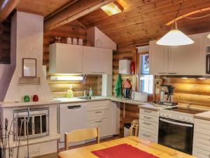 Kuchyň nebo kuchyňský kout v ubytování Holiday Home Tunturimaja 2 mökki by Interhome