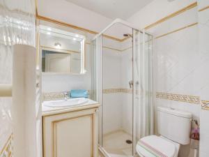 La salle de bains est pourvue d'une douche, de toilettes et d'un lavabo. dans l'établissement Apartment Le Clos des Vignes by Interhome, à La Môle