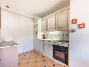 La MôleにあるApartment Le Clos des Vignes by Interhomeのキッチン(白いキャビネット、黒いオーブン付)