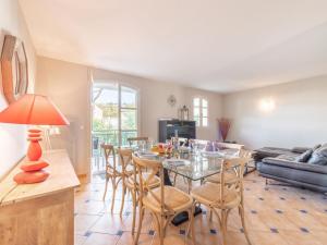 - une salle à manger et un salon avec une table et des chaises dans l'établissement Apartment Le Clos des Vignes by Interhome, à La Môle