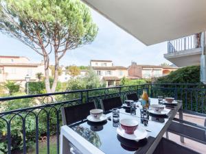 La MôleにあるApartment Le Clos des Vignes by Interhomeのバルコニー(コーヒーカップ付きのテーブル付)