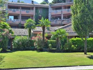 A garden outside Apartment Hermitage-19 by Interhome