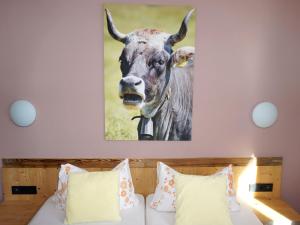 ヴェンスにあるApartment Walter by Interhomeのベッドの上にぶら下がる牛像