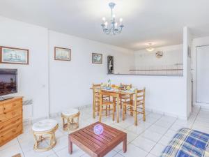 Posezení v ubytování Apartment Le Hoche by Interhome