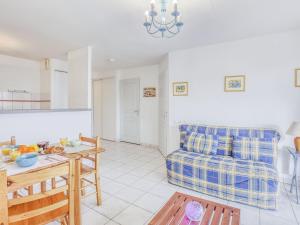 Postel nebo postele na pokoji v ubytování Apartment Le Hoche by Interhome