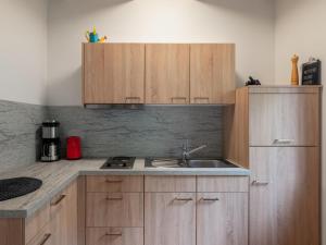 Kuchyň nebo kuchyňský kout v ubytování Holiday Home Bečov nad Teplou 2 by Interhome