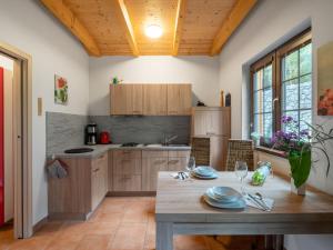 Kuchyň nebo kuchyňský kout v ubytování Holiday Home Bečov nad Teplou 2 by Interhome