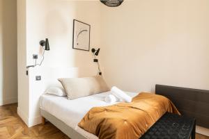een slaapkamer met een bed met een bruine deken erop bij DIFY Bellecour - Centre Ville in Lyon
