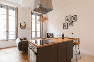 een keuken met een wastafel en een aanrecht bij DIFY Bellecour - Centre Ville in Lyon