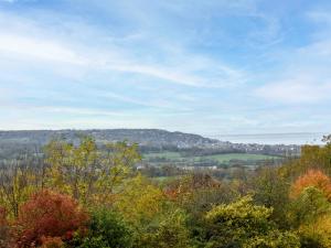 - une vue sur une colline plantée d'arbres et de bâtiments dans l'établissement Apartment La Pinchonnière-5 by Interhome, à Tourgéville