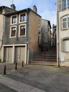 an empty street with a building with a stairway at Gite des luthiers in Mirecourt