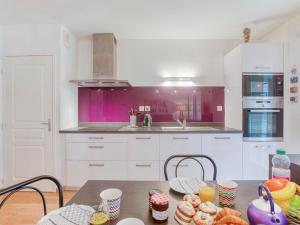 キブロンにあるApartment Résidence Sainte Anne by Interhomeの白いキャビネットとテーブル(食べ物付)が備わるキッチン +13枚の写真