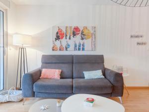 - un salon avec un canapé et une table dans l'établissement Apartment Résidence Sainte Anne by Interhome, à Quiberon