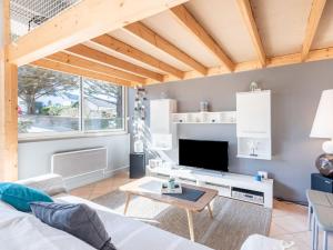 TV a/nebo společenská místnost v ubytování Apartment Beaumanoir by Interhome + 17 fotografií