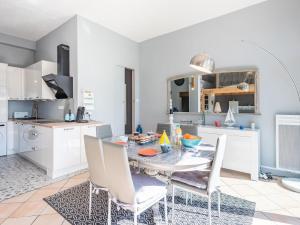 Kuchyň nebo kuchyňský kout v ubytování Apartment Beaumanoir by Interhome