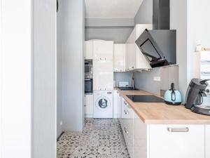 Kuchyň nebo kuchyňský kout v ubytování Apartment Beaumanoir by Interhome