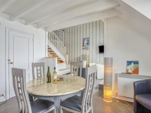 ein Esszimmer mit einem Tisch und Stühlen in der Unterkunft Apartment Résidence Kerentrech-4 by Interhome in Quiberon