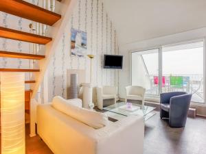 ein Wohnzimmer mit einem Sofa und einem Glastisch in der Unterkunft Apartment Résidence Kerentrech-4 by Interhome in Quiberon