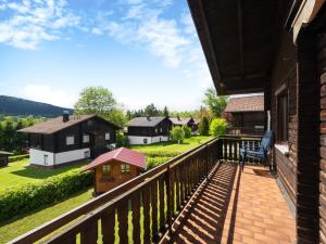 En balkong eller terrasse på Apartment Am Hohen Bogen-33 by Interhome