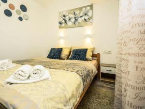 Postel nebo postele na pokoji v ubytování Apartment Matanovi Dvori-2 by Interhome