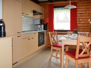 Η κουζίνα ή μικρή κουζίνα στο Apartment Am Hohen Bogen-33 by Interhome