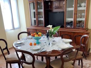 una mesa de comedor con un bol de fruta. en Holiday Home Arietta VLO150 by Interhome, en Pantasina