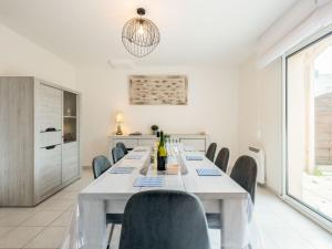 una sala da pranzo con un lungo tavolo e sedie di Holiday Home Résidence Ker Armor by Interhome a Quiberon